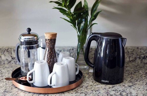 12 South Apartamento | Coffee Shops, Restaurants, Bars, Salons and Boutiques, just steps away.