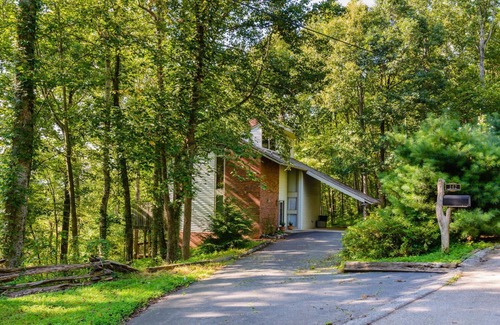 Fletcher Casa | Cold Moose Cabin- Conveniente para las atracciones del área de Asheville. Vistas a la montaña.