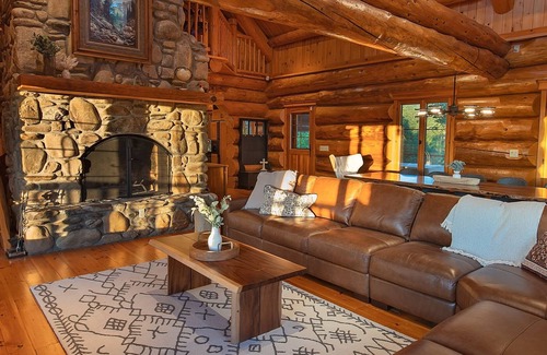 Canton Casa | Cold Mountain Lodge | Luxury log cabin retreat with 360º views of the Smokies