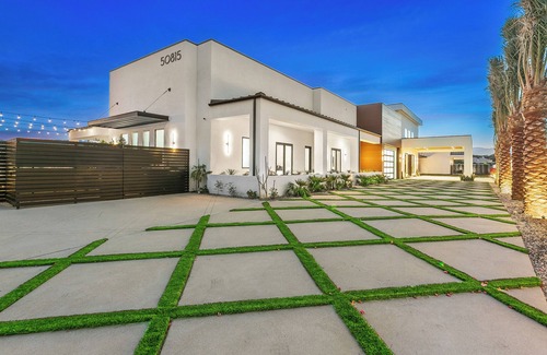 Indio Casa | Cold Plunge,Sauna,Waterslide,Pickleball,Volleyball,mini golf, EV