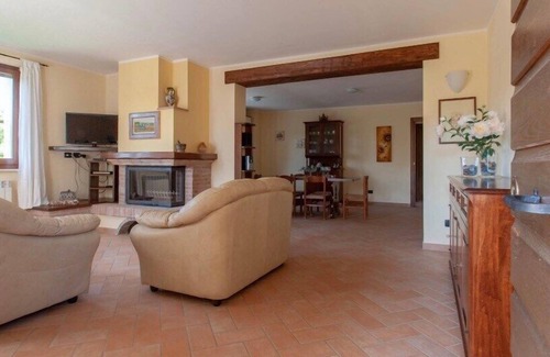 Gualdo Cattaneo Villa | Colle Arponi, modern holiday home, private with pool