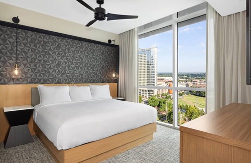 Fairlie-Poplar Historic District Hotel | College Football National Championship Weekend 2 nights at Club Wyndham Atlanta