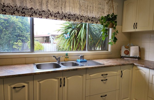 Collie Casa | COLLIE RETREAT Large 1925 home 5 minute walk to town 2 toilets