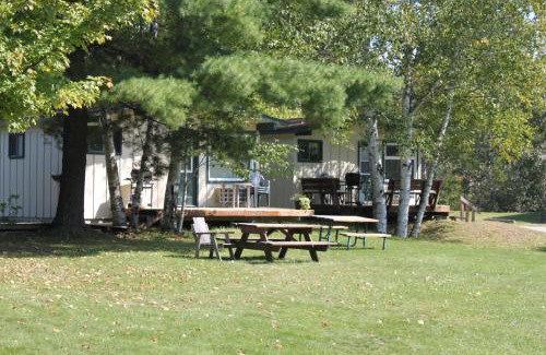 Lake of Bays Hotel | Colonial Bay Motel and Cottages