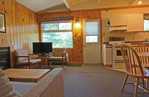Lake of Bays Hotel | Colonial Bay Motel and Cottages