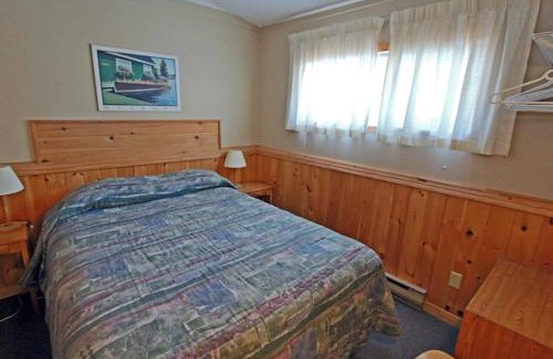 Lake of Bays Hotel | Colonial Bay Motel and Cottages
