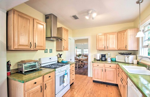 East Hill Casa | Colorful Pensacola Oasis: 1 Block to Bayview Park!