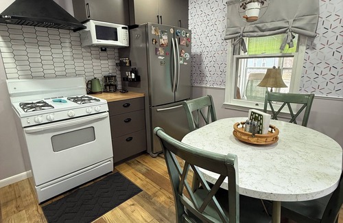 Grand Rapids Casa | Colorful Quirky 2-bdrm house. Sleeps 6. Private yard. 2 miles from dwtn GR.