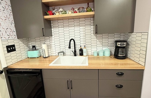 Grand Rapids Casa | Colorful Quirky 2-bdrm house. Sleeps 6. Private yard. 2 miles from dwtn GR.