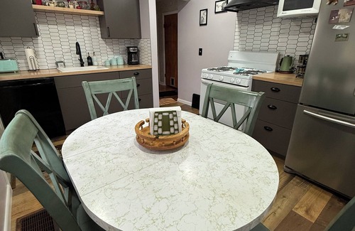 Grand Rapids Casa | Colorful Quirky 2-bdrm house. Sleeps 6. Private yard. 2 miles from dwtn GR.