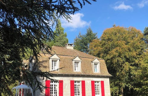 Peyre-en-Aubrac Casa | Come and relax in the peace and quiet of the countryside, overlooking the lake.