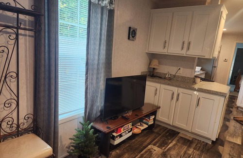 Gilford Casa | Come & enjoy beautiful Lake Winni! Concerts are within 5 min. Economy pricing