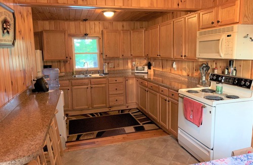 Town of Hermon Cabina | Relájese y descanse en esta pacífica cabaña del lago Trout - Incluye lancha motora y WIFI