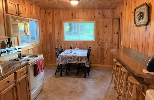 Town of Hermon Cabina | Relájese y descanse en esta pacífica cabaña del lago Trout - Incluye lancha motora y WIFI