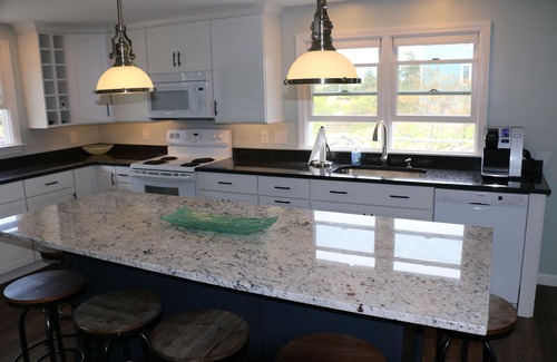 Sagamore Beach Cabaña | Recién renovado Sagamore Beach Cottage. A 2 minutos a pie de la playa privada.