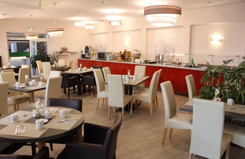 Linderbach Casa | Habitación doble confort con cama supletoria - H + Hotel Erfurt