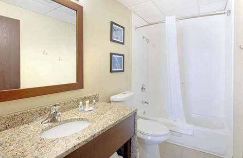 Greenwich Hotel | Comfort Inn & Suites