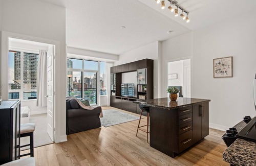 Cabbagetown Hotel | Comfort Stay - 2BR Suite - Free Parking - CN Tower View