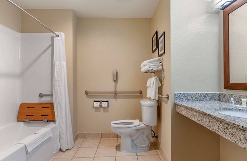 Comstock Park Hotel | Comfort Suites Grand Rapids North