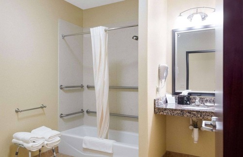 Topeka Hotel | Comfort Suites Topeka Northwest