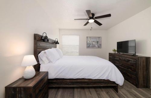 New Braunfels Apartamento | Comfortable 2BR - Pool Near Major Attractions