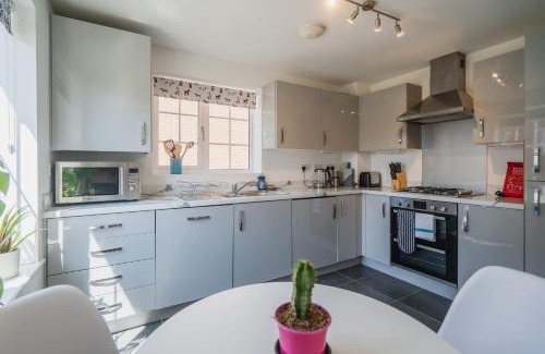 Woodford Halse Casa | Comfortable 3 Bedroom Home w Garden and Parking