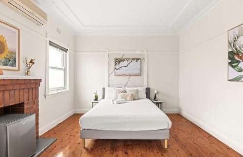 Padstow Casa | Comfortable & Affordable Stay in Padstow - Queen Room Retreat - Shared Bathroom