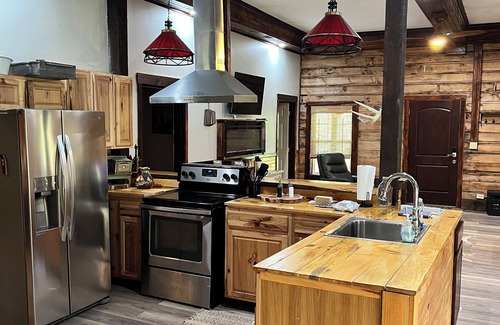 French Lick Cabina | Comfortable cabin. French Lick. Close to everything. Pet friendly. WiFi. Acerage