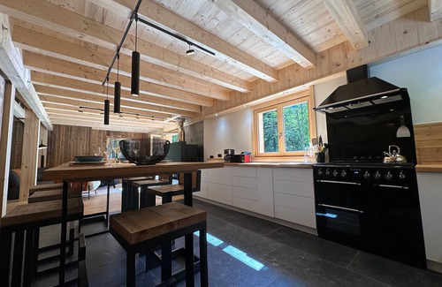 Samoens Chalet De Esquí | Chalet cómodo con chimenea y terraza en Samoëns