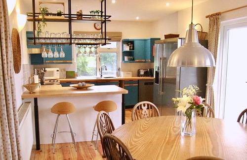 Trebetherick Casa | Comfortable family house with open plan kitchen/diner, sitting room & 4 bedrooms