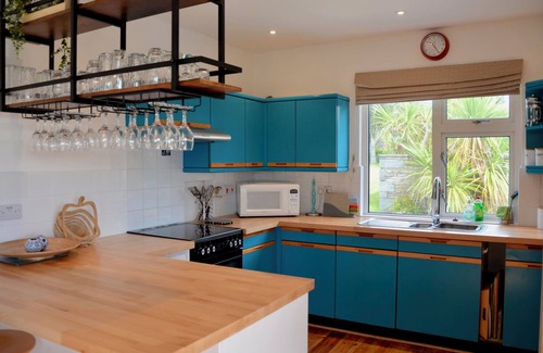 Trebetherick Casa | Comfortable family house with open plan kitchen/diner, sitting room & 4 bedrooms