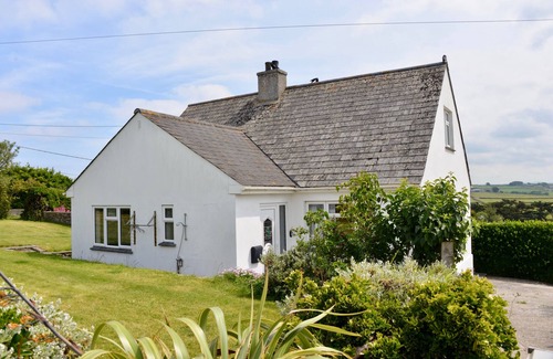 Trebetherick Casa | Comfortable family house with open plan kitchen/diner, sitting room & 4 bedrooms