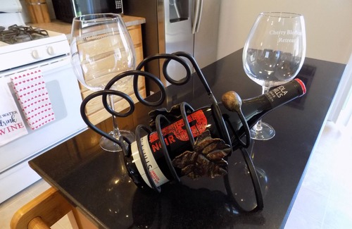 McMinnville Casa | Limpio, cómodo, bonito patio con jacuzzi privado.