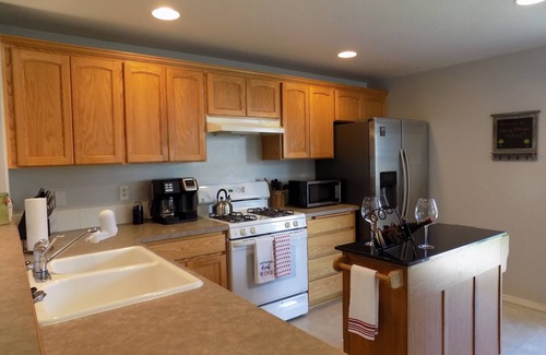 McMinnville Casa | Limpio, cómodo, bonito patio con jacuzzi privado.