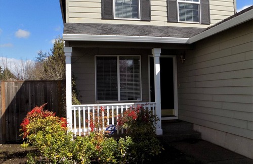 McMinnville Casa | Limpio, cómodo, bonito patio con jacuzzi privado.