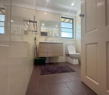 Greenacre Casa | Comfortable Queen Room in Spacious House with Backyard - GA3