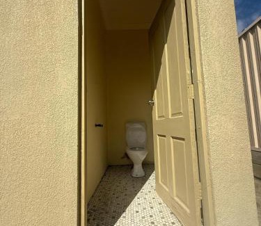 Greenacre Casa | Comfortable Queen Room in Spacious House with Backyard - GA3