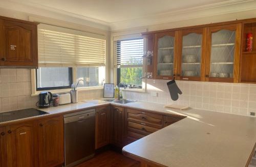 Greenacre Casa | Comfortable Queen Room in Spacious House with Backyard - GA3