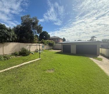 Greenacre Casa | Comfortable Queen Room in Spacious House with Backyard - GA3