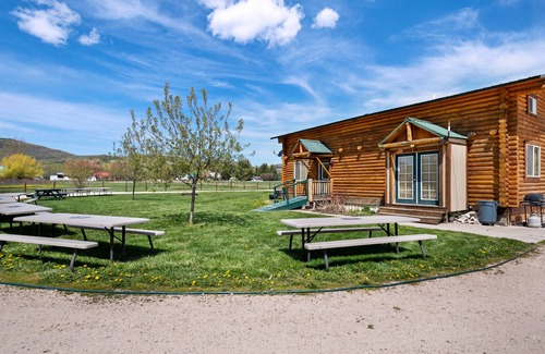 St. Charles Cabina | Cómoda cabina con un gran porche delantero y cocina bien equipada.