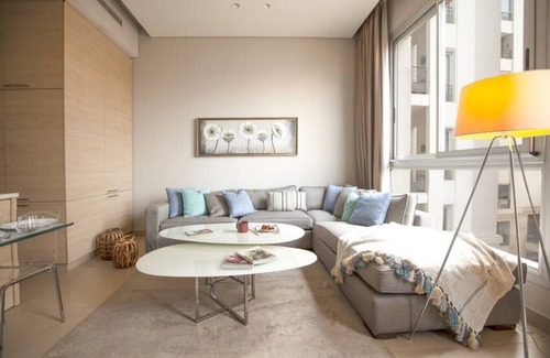 Gemmayzeh Apartamento | Comfy - 1BR Apt W Pool & Gym in Gemmayze
