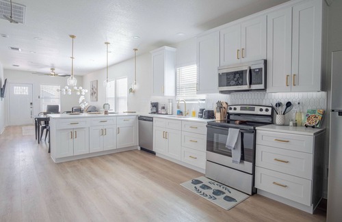 Downtown San Antonio Cabaña | Comfy and Happy Stays Near Riverwalk and Downtown!