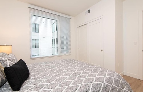 Financial District Apartamento | Comfy Apt with pool & hot tub in downtown LA 658