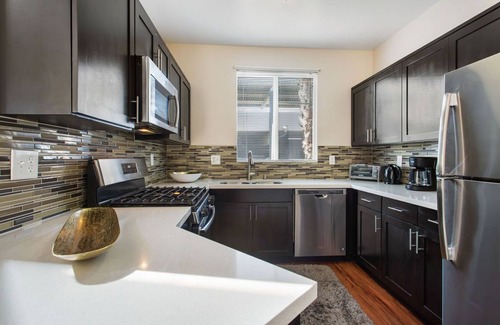 Glendale Apartamento | Comfy SANCTUARY- LAX Airport/SOFI Stadium /3 HOT TUBS/2 POOLS