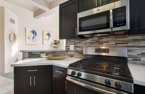 Glendale Apartamento | Comfy SANCTUARY- LAX Airport/SOFI Stadium /3 HOT TUBS/2 POOLS