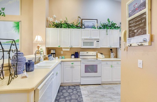 Flagler Beach Condominio | Community Pool: Coastal Escape in Flagler Beach