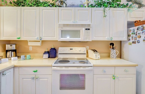 Flagler Beach Condominio | Community Pool: Coastal Escape in Flagler Beach