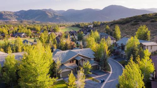 Park Meadows Casa | Conifer by AvantStay Secluded Cabin Amongst the Trees w Hot Tub