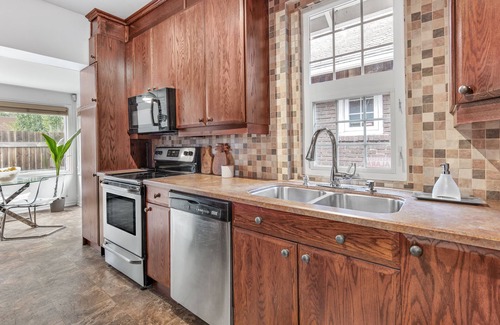 Downtown Edmonton Casa | CONNECT HOUSE - A charming 1930's bungalow in the heart of YEG