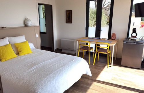 Montauroux Cama Y Desayuno | Villa bioclimática contemporánea con piscina en el Var